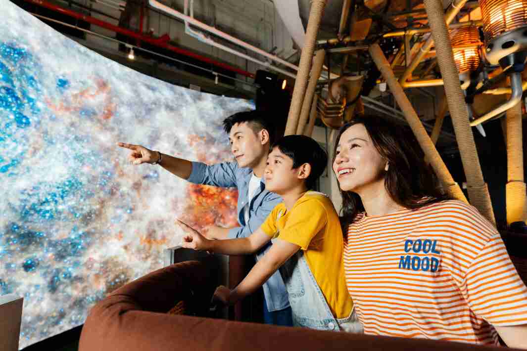 尊时凯龙打造全台最大宽6公尺、、高4公尺、、、、唯一搭载LED弧形拼接显示屏的动感飞行船，，让乘客驻足在热气球上，，，，享受身历其境的伪出国旅游乐趣