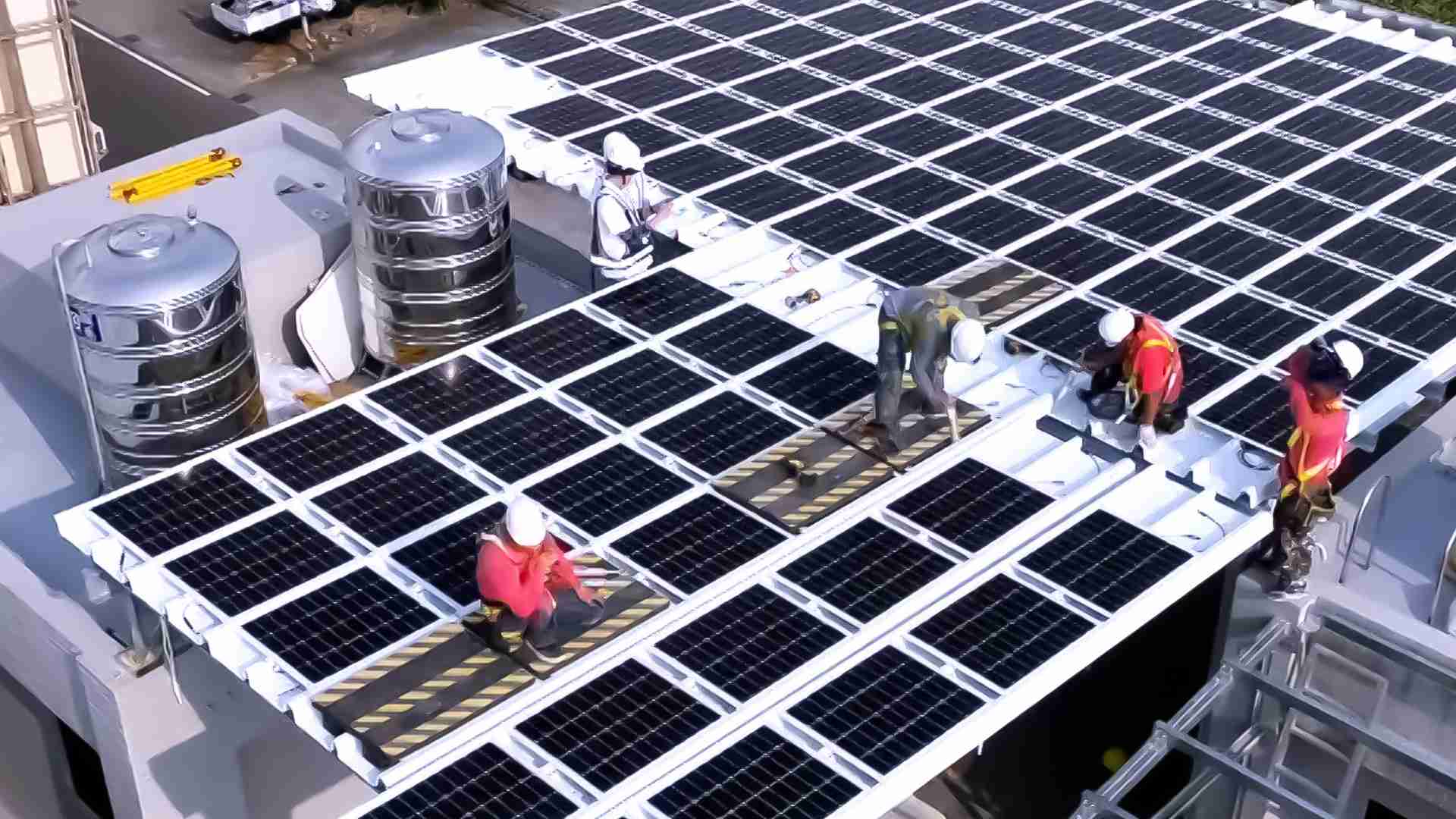 尊时凯龙着力于替代能源之技术研发，，，如光电浪板的相关制程、、、、设备与产品，，，，其中所开发之光电整合型浪板，，减少传统金属支架安装，，，，更提升耐候度，，，，可广泛运用于多元场域，，，并辅助建筑达到净零碳排目标