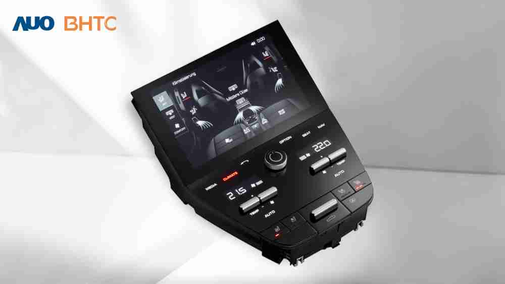作為友達新生力軍，，BHTC所展示的中央與後座鞍部的Display HMI產品，，可處理多區恆溫控制、、顯示畫面，，，呈現仿真3D車室分區；以力傳感技術精準傳遞觸感，，，，並結合音量及震動反饋，，，防止意外啟動，，，，提供使用者自然流暢、、直觀且輕鬆駕馭的舒適介面