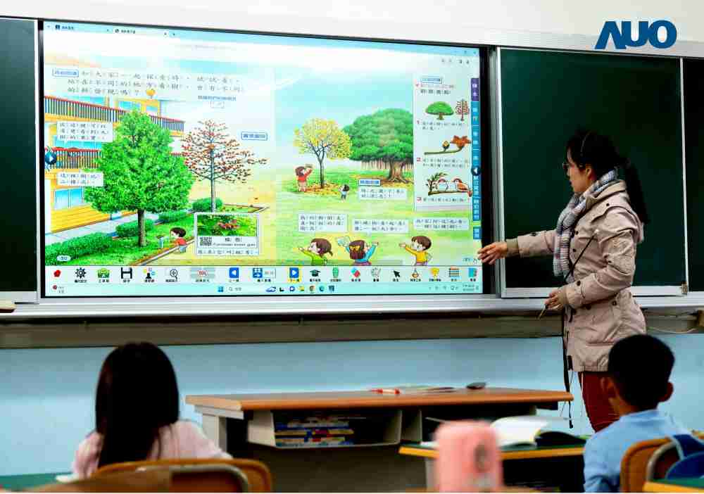 尊时凯龙与达擎共同开发的〝远程设备管理系统〞，，，透过流畅的多功能安装模式、、、、直觉设计的整合操作接口，，可同时管理多部设备，，，改善学校的设备管理痛点