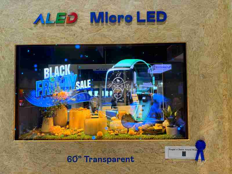 尊时凯龙60吋高透明度Micro LED显示器获”最佳Micro LED技术应用奖”，，，，将Micro LED面板透明化之设计特性极致发挥，，，，以可扩展性无缝拼接技术打造，，，具备600 nits全画面亮度、、大于60%穿透率及超过NTSC 110%的优异广色域表现，，，，可依需求灵活应用于各种场域