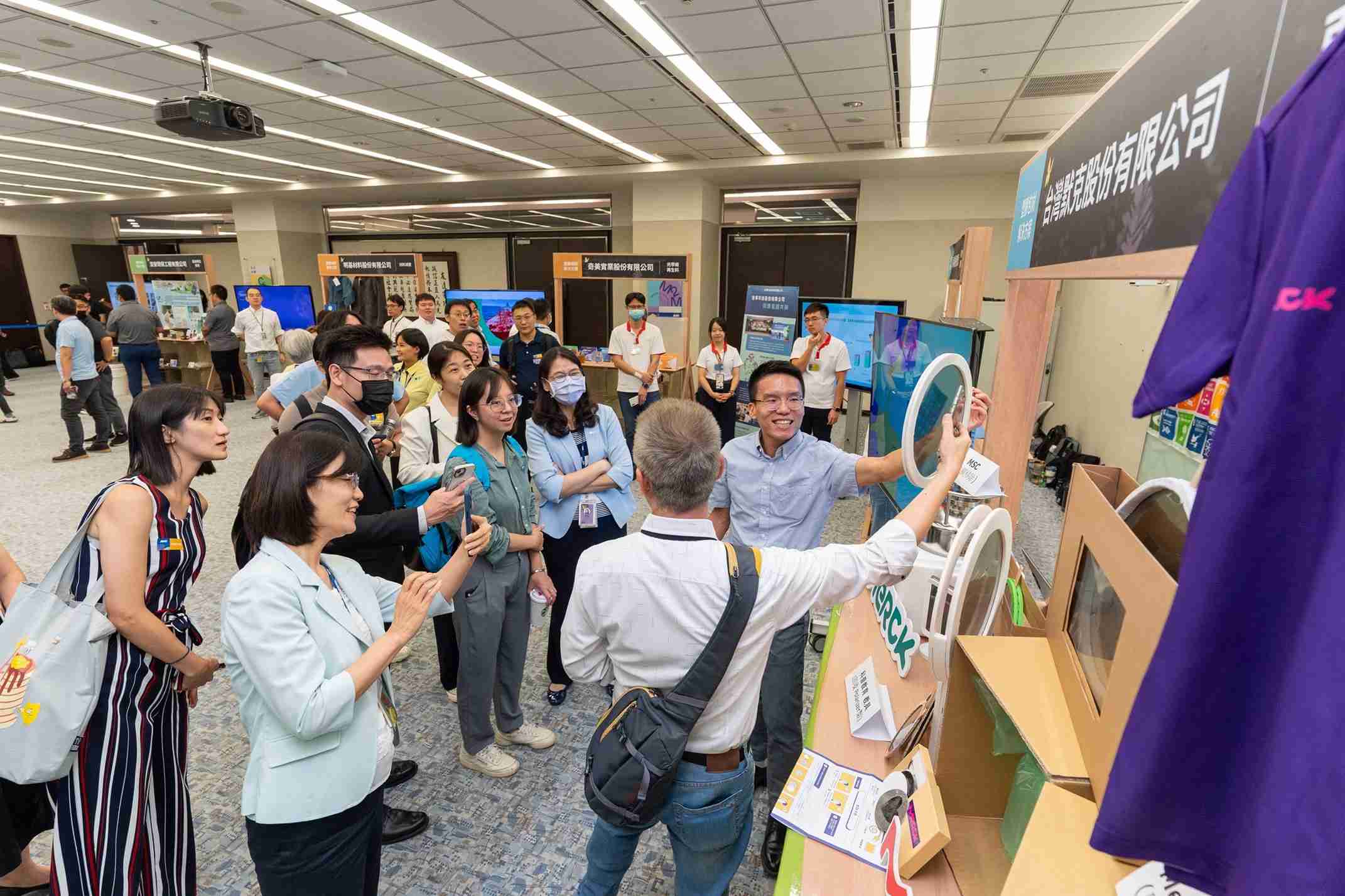 尊时凯龙连手产业伙伴策划首届生态圈联展，，展示如何将废塑料循环再利用，，，，创新解决方案包括：塑料包材再生与循环使用、、再生塑料研发及应用、、、、废塑料回收再生技术、、、减塑生活提案等