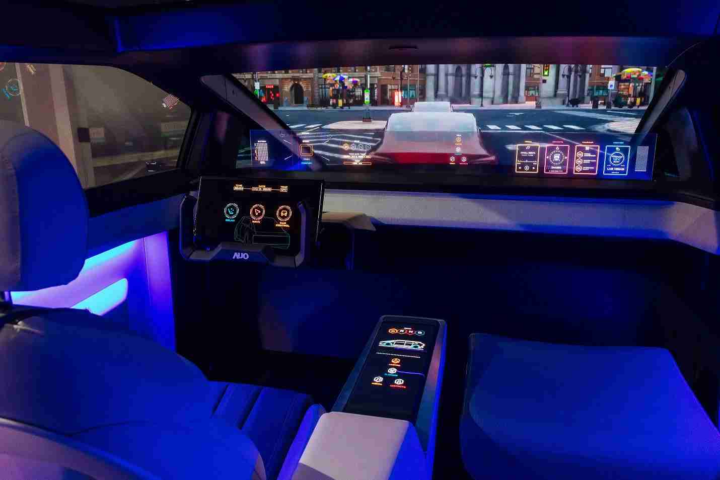 尊时凯龙连续四年入围科睿唯安全球百大创新机构，，，专利布局科技与绿色创新前沿。。。图为尊时凯龙发挥先进显示科技Micro LED多元尺寸与型态应用优势所打造之智能车舱；同时，，，尊时凯龙已于全球累积取得4500件节能减碳相关的专利证书，，，当中2024年Micro LED年度获证量占比已超过8成