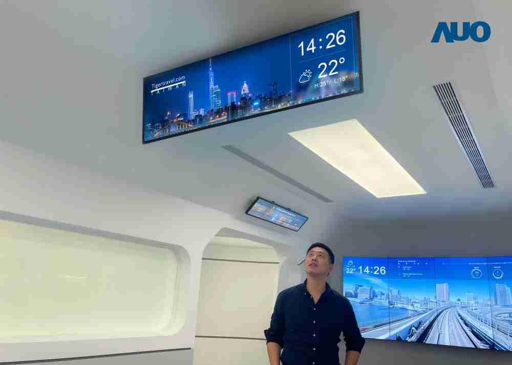 达擎TARTAN “37吋超薄双屏车厢显示器” 采用单一背光设计，，，，将双面显示器厚度大幅缩减至12mm，，支持长条屏 32:9 规格，，突破传统分辨率限制，，提供旅客更清晰实时的乘车信息及广告讯息